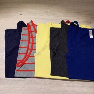 Bundle of 5 tank tops 🛍